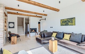 Tv, eldstad och ett bordtennisbord