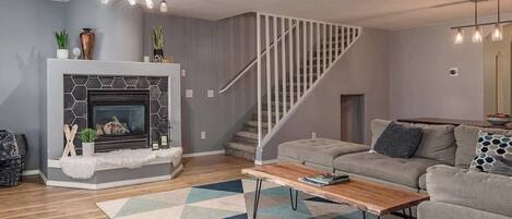 TV, caminetto, studio