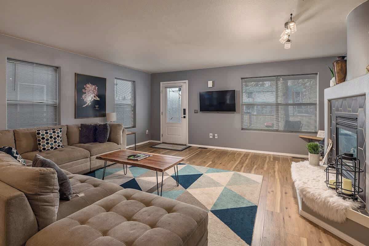 Televisio, takka, työhuone