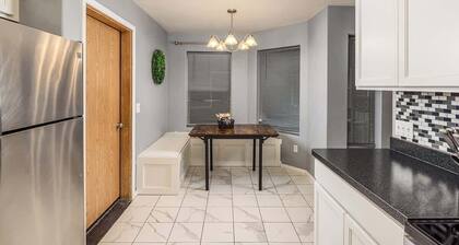 Cozy Townhouse Close To Airport!