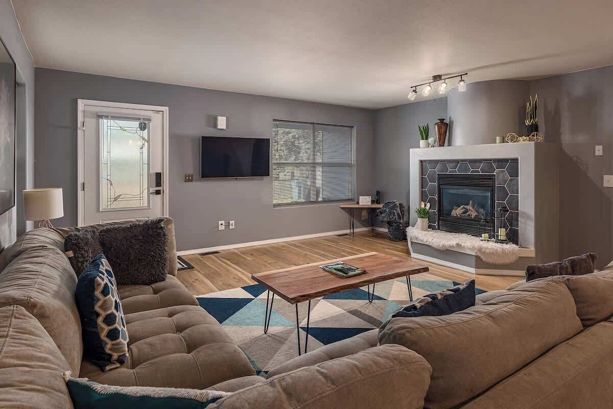 テレビ、暖炉、書斎 / ワークスペース