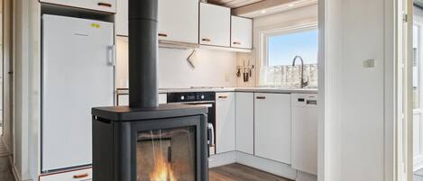 Kylskåp, spishäll, diskmaskin och kaffe- och tebryggare