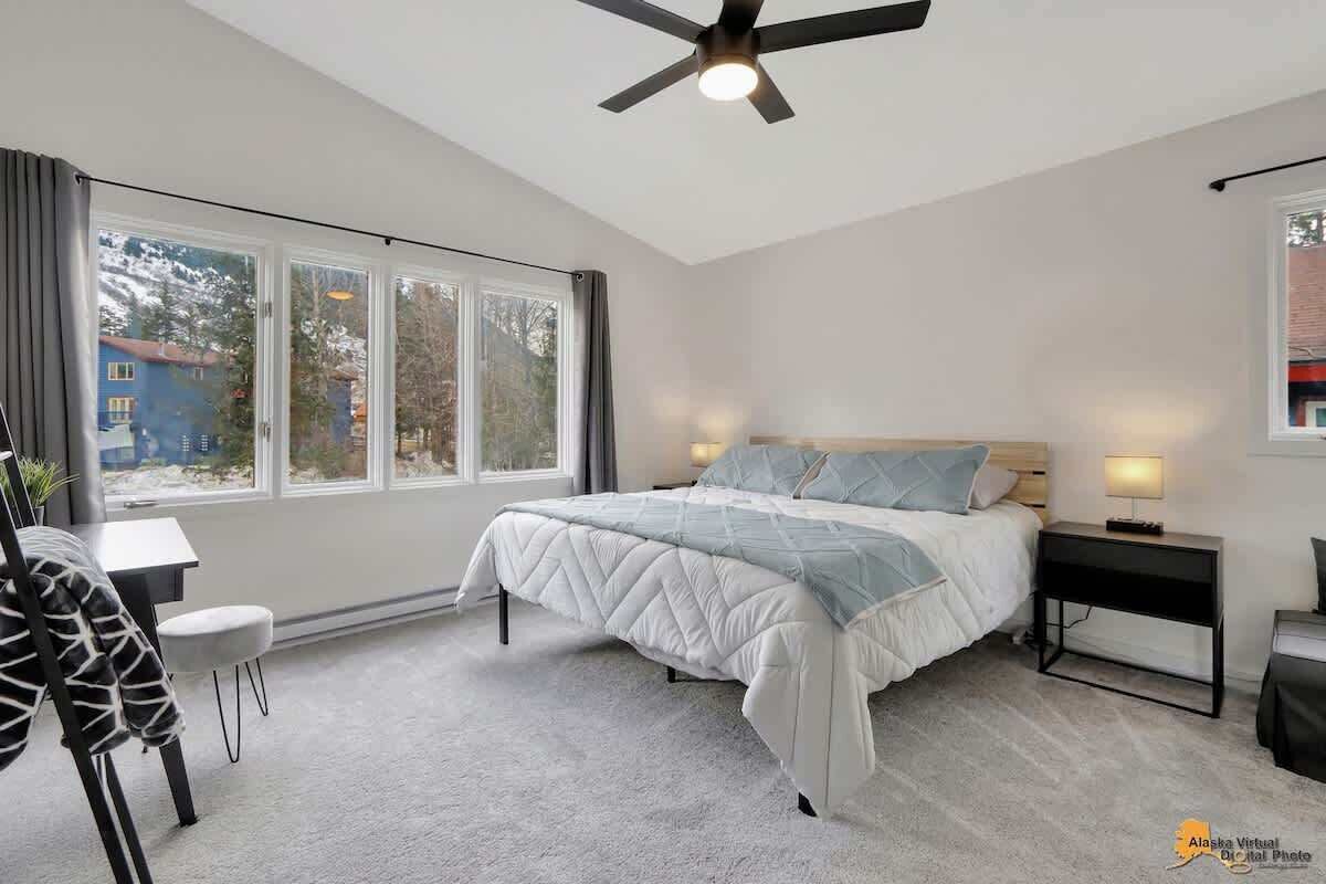 4 bedrooms, iron/ironing board, WiFi, bed sheets