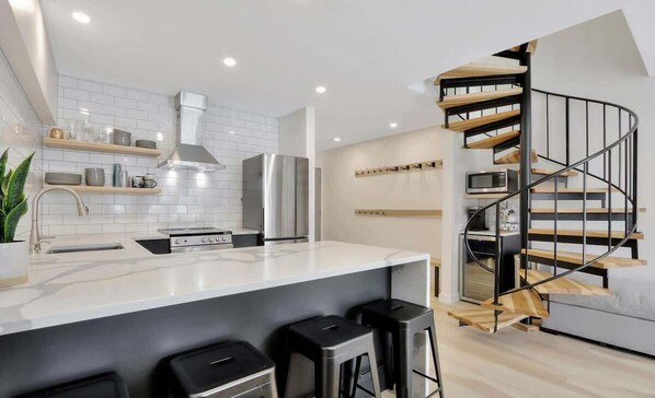 Fridge, oven, stovetop, dishwasher