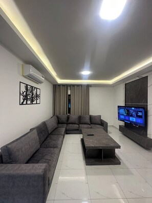 Apartment, 2 Bedrooms, Accessible, Smoking | Living area