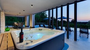 Een moderne buitenjacuzzi met uitzicht op het omliggende landschap.