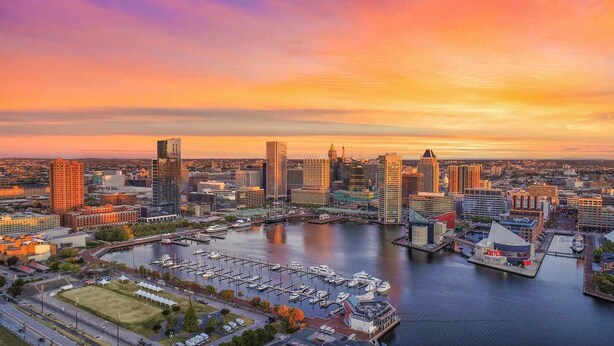 A cityscape with a marina and modern buildings. - Baltimore Beauty! Johns Hopkins! Private Parking! (Baltimore)