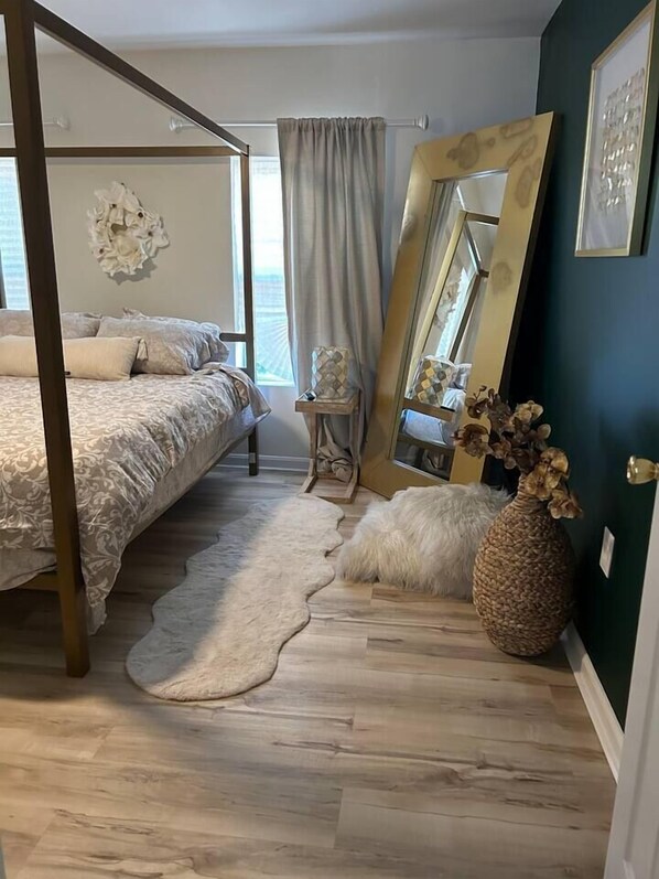 3 bedrooms, desk, iron/ironing board, travel crib