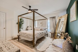 3 Schlafzimmer, Schreibtisch, Bügeleisen/Bügelbrett, Reisekinderbett