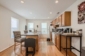 Fridge, microwave, oven, stovetop - Baltimore Beauty! Johns Hopkins! Private Parking! (Baltimore)