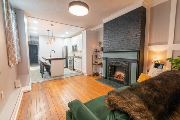 Smart-tv, eldstad, kontor och datorskärmar