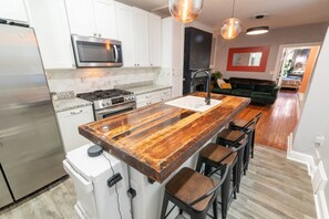 Kylskåp, mikrovågsugn, ugn och spishäll