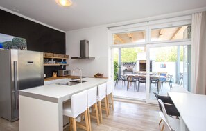 Fridge, oven, dishwasher, coffee/tea maker