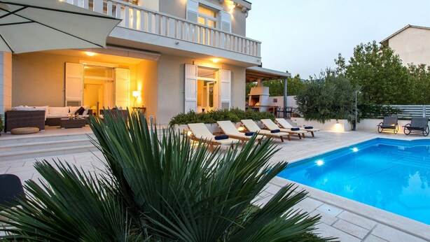 A modern house with a swimming pool, outdoor seating, and a barbecue area. - Gorgeous home in Kastel Stafilic (Kastel Stafilic)