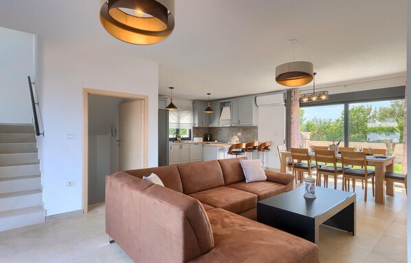 TV, stereo - Beautiful home in Bale (Bale)