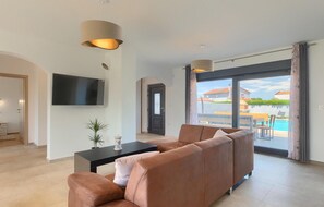 TV, stereo - Beautiful home in Bale (Bale)