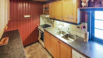 Jääkaappi, uuni, liesi, astianpesukone