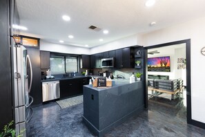 Een koelkast, een microgolfoven, een oven, een kookplaat