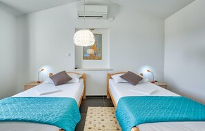 7 bedrooms, iron/ironing board, travel crib, free WiFi - Cozy home in Benkovac (Benkovac)
