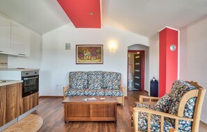 Una televisión, una mesa de tenis de mesa