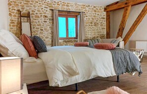 6 bedrooms, iron/ironing board, free WiFi - Awesome home in Lussas et Nontronneau (Lussas et Nontronneau)