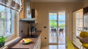 Una cocina moderna con un amplio ventanal, vistas al exterior y un comedor con vistas.
