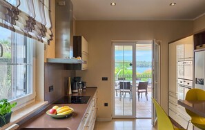 Fridge, oven, dishwasher, coffee/tea maker - Gorgeous home in Pula (Pula)