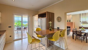 Una cocina moderna con comedor, un amplio ventanal con vistas y horno empotrado.