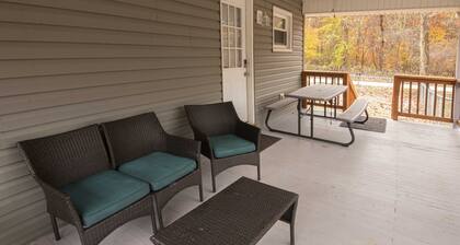 The Cozy Inn (Fenced Yard)