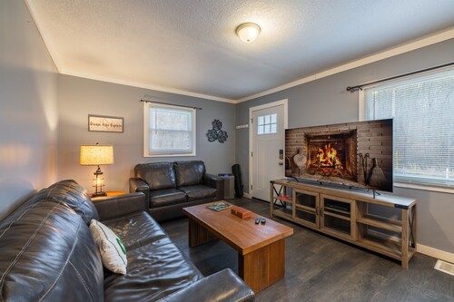 The Cozy Inn (Fenced Yard)