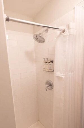 Bathroom - Bayonne Bay Inn (Bayonne)