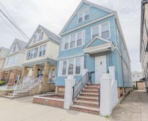 Exterior - Bayonne Bay Inn (Bayonne)