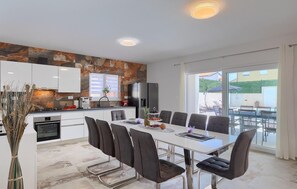 Kühlschrank, Ofen, Geschirrspüler, Wasserkocher mit Kaffee-/Teezubehör