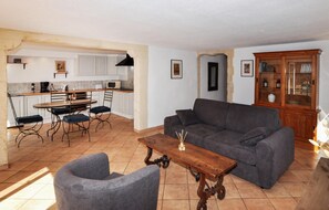 TV - 1 bedroom awesome home in Sorède (Sorède)