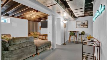 智能电视、壁炉、电子游戏