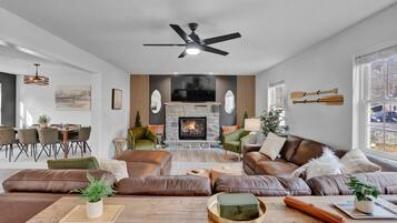 Smart TV, chimenea y videojuegos