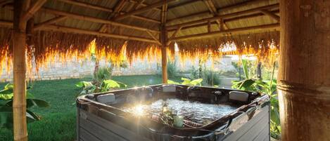 Tina de hidromasaje al aire libre