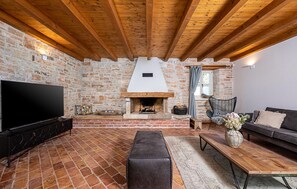 Televisión, chimenea, tenis de mesa y estéreo 