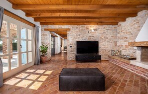 Tv, eldstad, ett bordtennisbord och en stereo