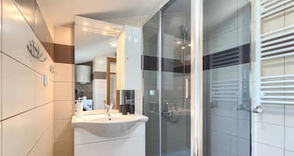 Lovely home in Tinjan