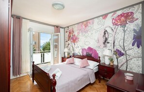 3 bedrooms, travel cot, free WiFi, bed sheets - 3 bedroom stunning home in Podstrana (Podstrana)