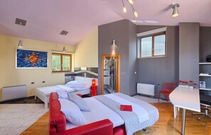 5 quartos, ferros/tábuas de passar roupa, berço de viagem