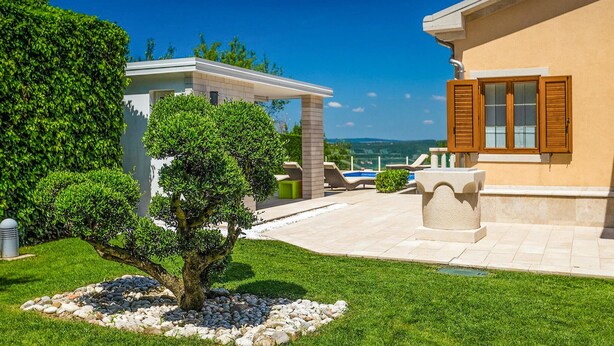 A modern villa with a well-maintained garden, a swimming pool, and a view of the landscape. - Nice home in Labin - Rabac (Labin - Rabac)