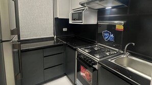 Eine moderne Küche mit Mikrowelle, Herd und Spüle.