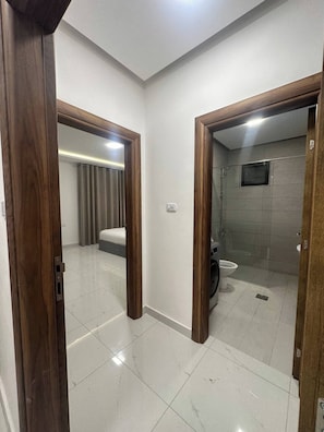 Apartment, 2 Bedrooms, Accessible, Smoking | Bathroom