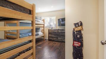 3 Bedroom Cottage - Sleeps 10 | 1 室のベッドルーム、ピロートップベッド、アイロン / アイロン台、WiFi (無料)