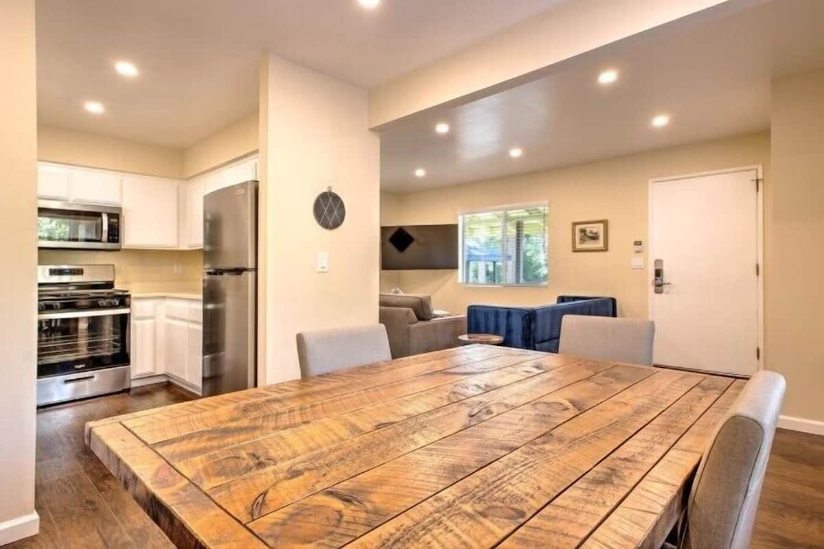 1 Bedroom Cottage - 2 Guest | Living area | 55-inch flat-screen TV with cable channels