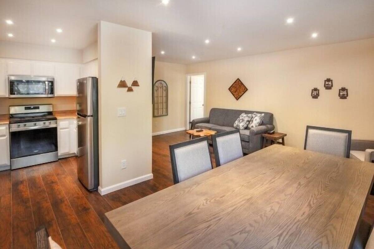 3 Bedroom Cottage - Sleeps 8 | Living area | 55-inch flat-screen TV with cable channels, fireplace