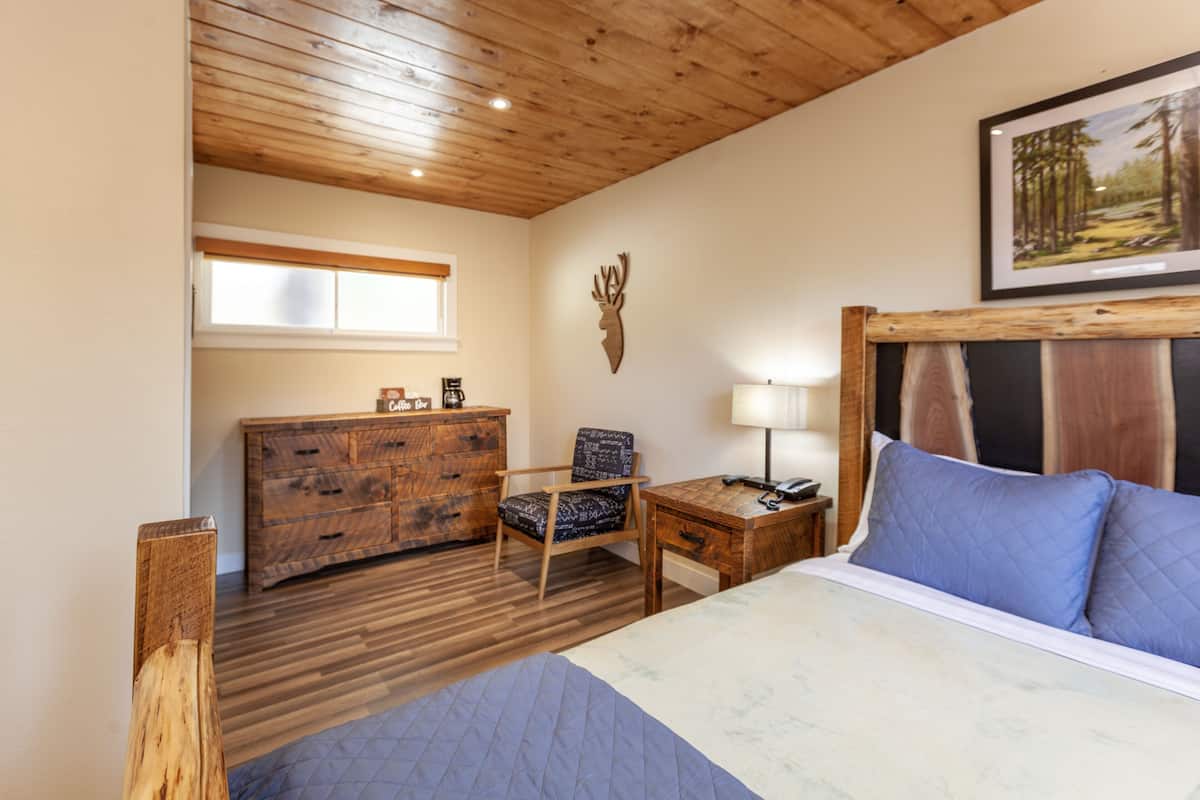 Rustic Queen | 1 bedroom, pillowtop beds, iron/ironing board, free WiFi