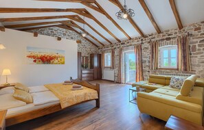 4 soverom, strykejern/-brett, reiseseng for barn og wi-fi (inkludert)